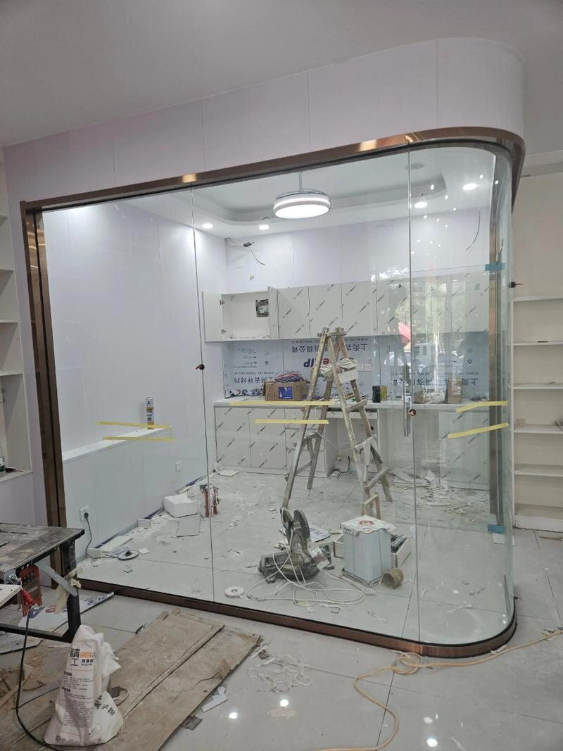 周口市钢化玻璃异形展柜玻璃 - 方案